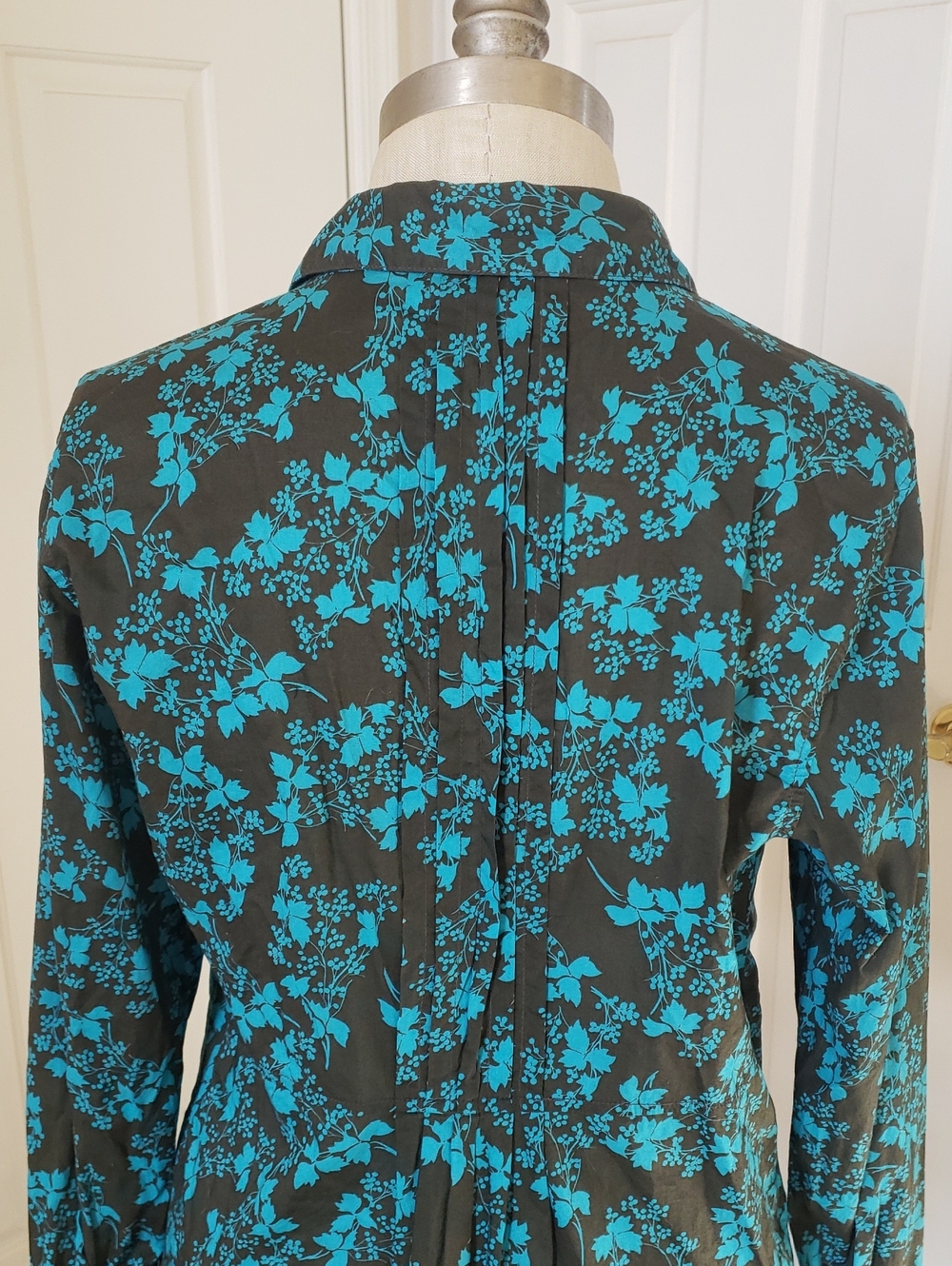 Eddie Bauer Teal Charcoal Floral Pintuck Button‑Down Shirt | Size Medium - Picture 7 of 16